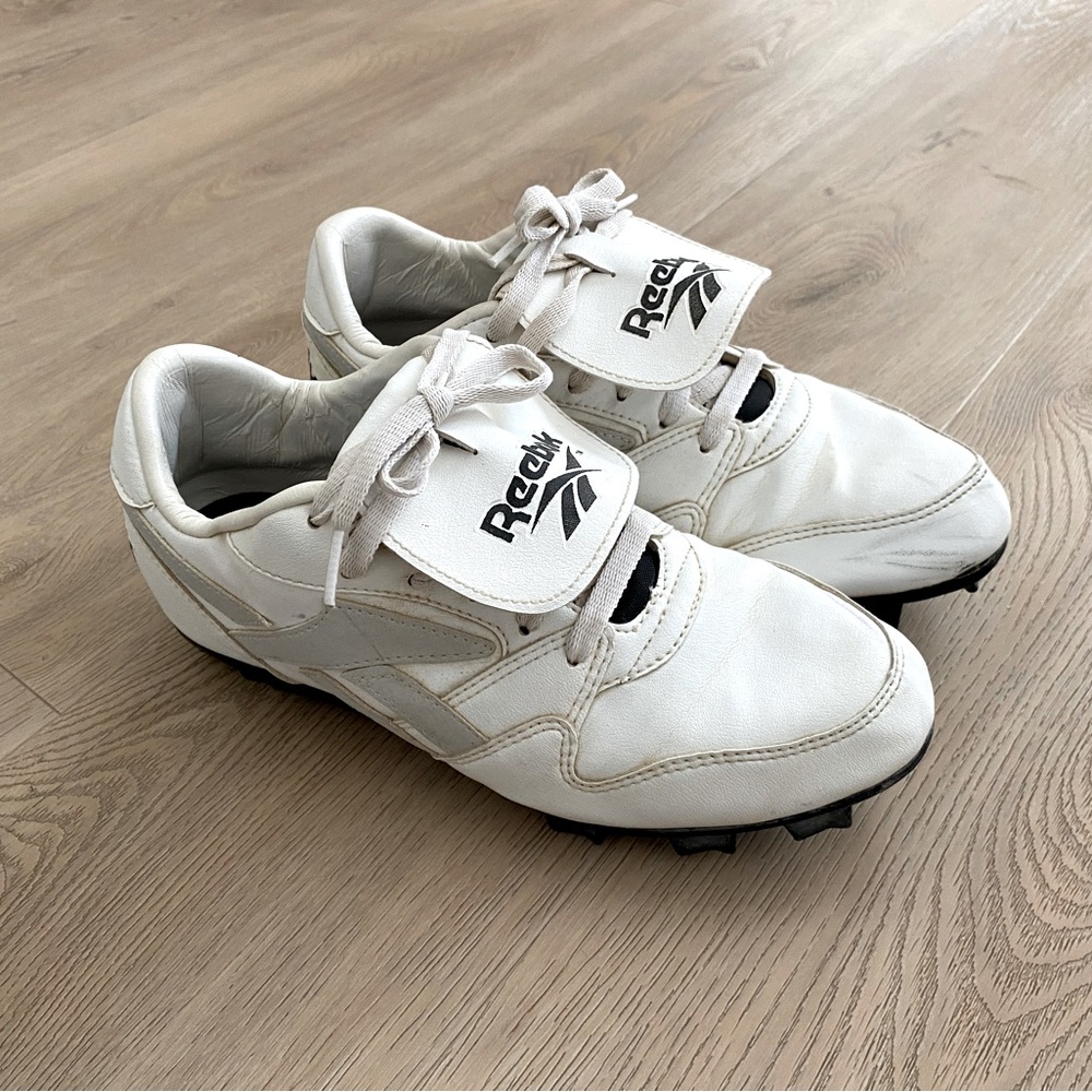 Ladies baseball cleats